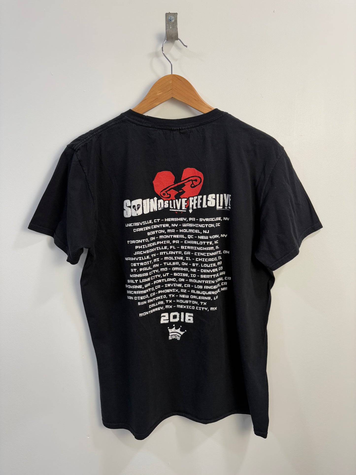 2016 5 Seconds of Summer t-shirt (Women’s Large)